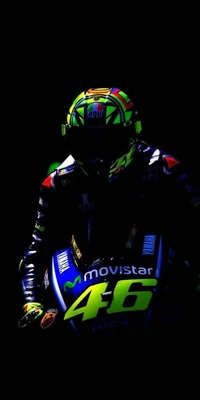 Balade nocturne : Valentino Rossi sur une moto MotoGP, 2017