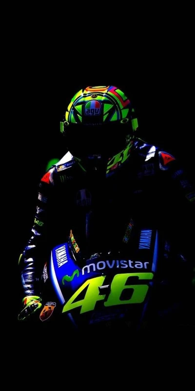 Passeio noturno: Valentino Rossi em uma moto MotoGP, 2017