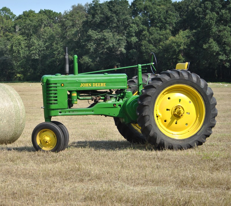 Трактор, припаркованный в поле с рулоном (ферма, сено, джон дир, john deere, трактор)