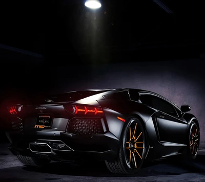 Elegante Lamborghini Aventador negro con llamativos acentos naranjas en un entorno débilmente iluminado