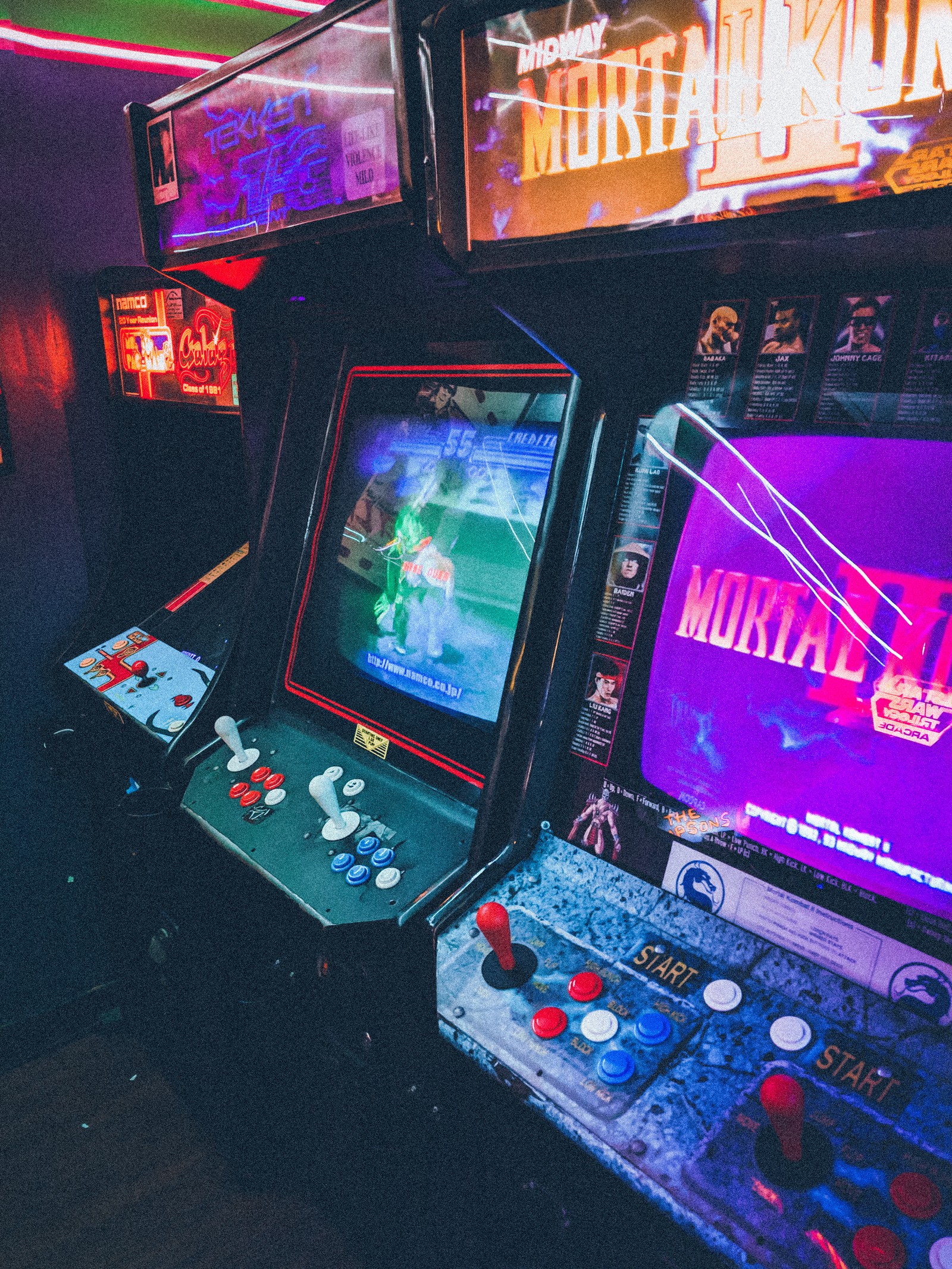 Hay muchos videojuegos en las mesas de la habitación (arcade, mortal kombat, mortal combat, retro, synthwave)