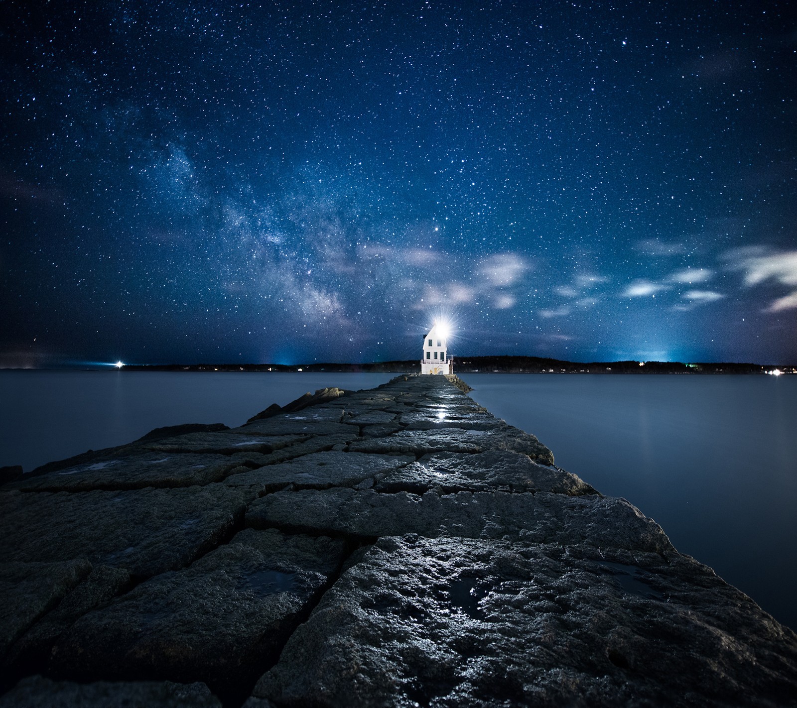 Céu estrelado sobre um píer com um farol e um farol (bonito, paisagem)