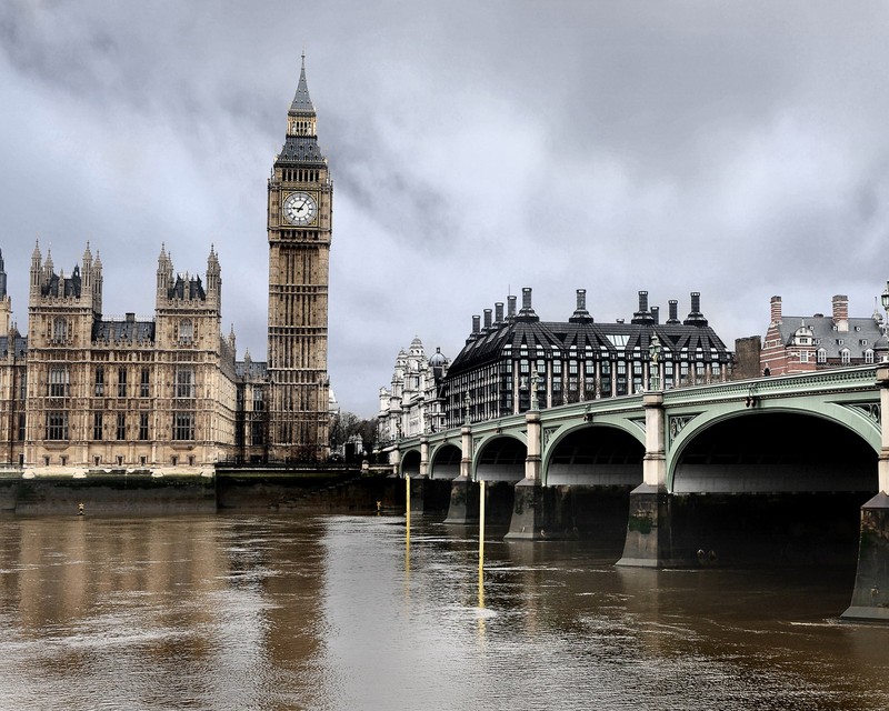 Изображение моста через реку с часовой башней на заднем плане (англия, england, лондон, london)