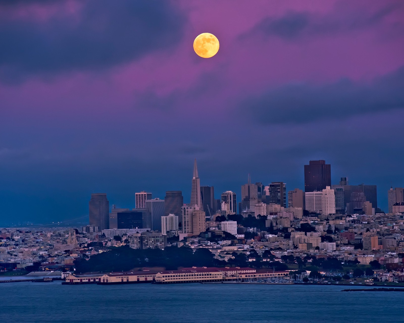 Vue aérienne d'une ville avec une pleine lune dans le ciel (baie, nuages, sombre, lune, nuit)