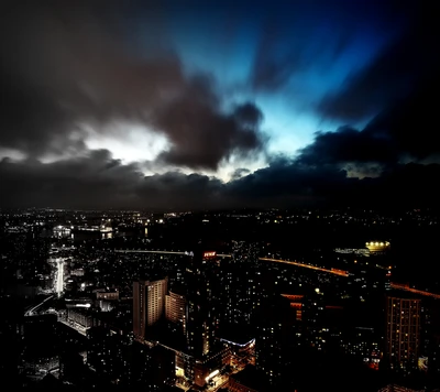 Luces de ciudad vibrantes bajo un dramático cielo nocturno