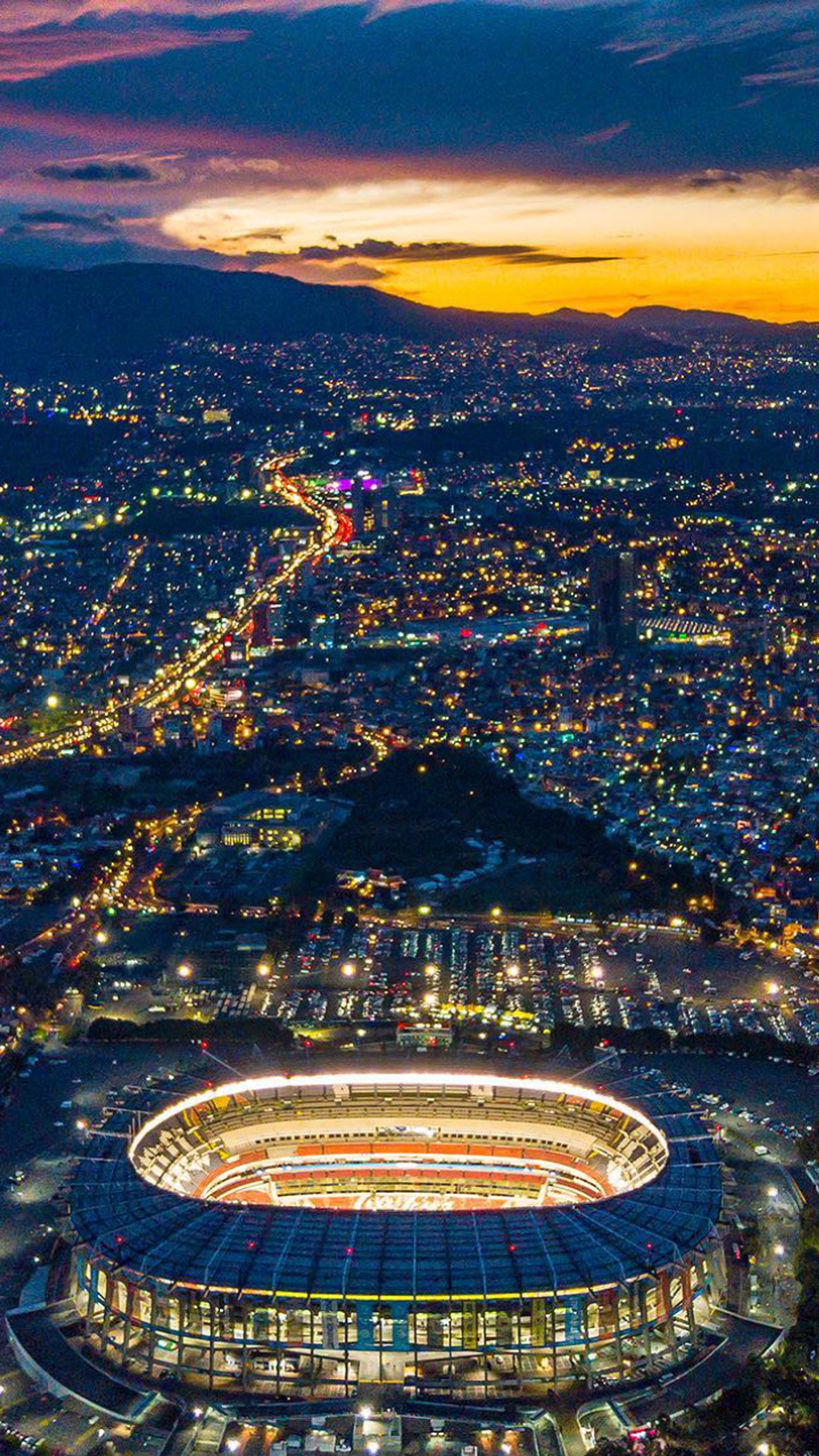 Una vista de un estadio con muchas luces (estadio, azteca, vista, ciudad, panorama)