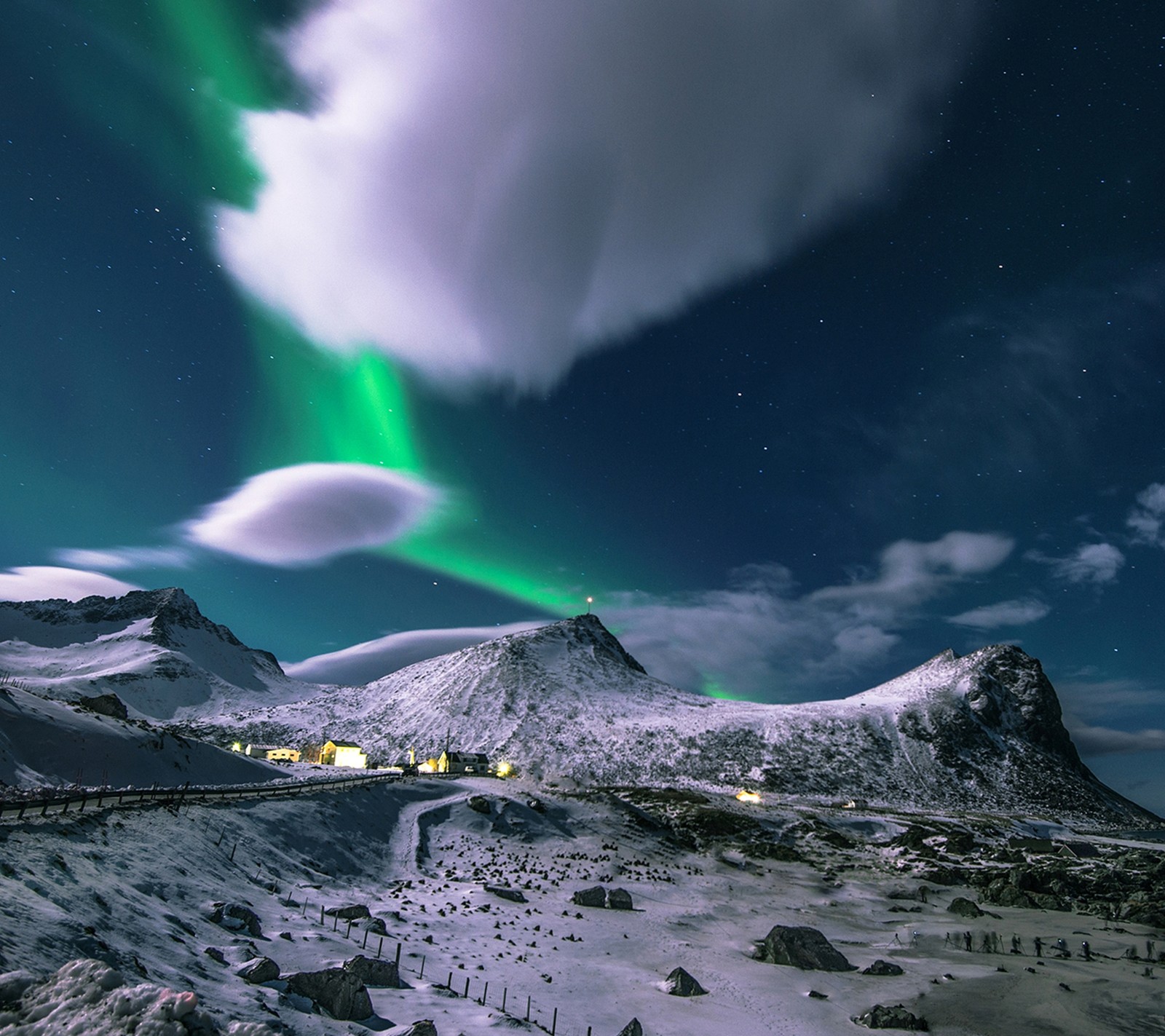 Una vista de una montaña con una luz aurora verde en el cielo (aurora, naturaleza, noche, norte)