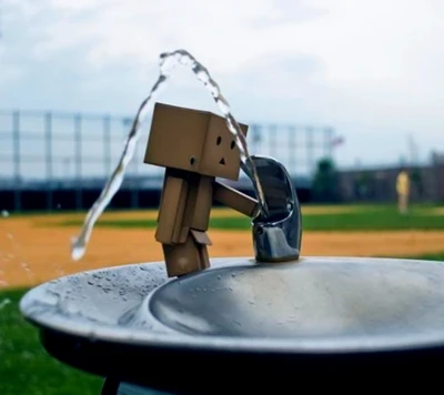 Robot étanchant la soif à une fontaine d'eau