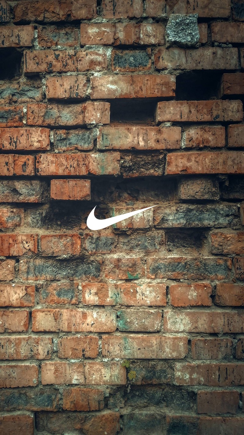 Близкий план кирпичной стены с белым логотипом nike (бренды, кирпич, логотипы, минимализм, nike)