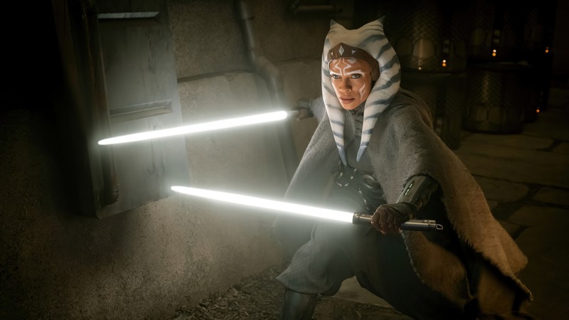 Крупный план человека с мечом-светом (асока тано, ahsoka tano, световой меч, lightsaber, мандалорец)