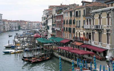 Malerischer Grand Canal mit Gondeln und der Rialtobrücke in Venedig