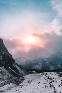 Amanecer sobre montañas cubiertas de nieve