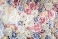 Arreglo elegante de rosas de papel en suaves tonos pastel