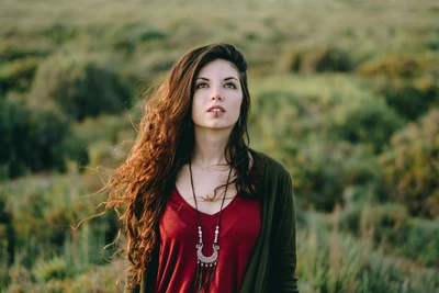 Fille aux longs cheveux bruns dans un cadre naturel