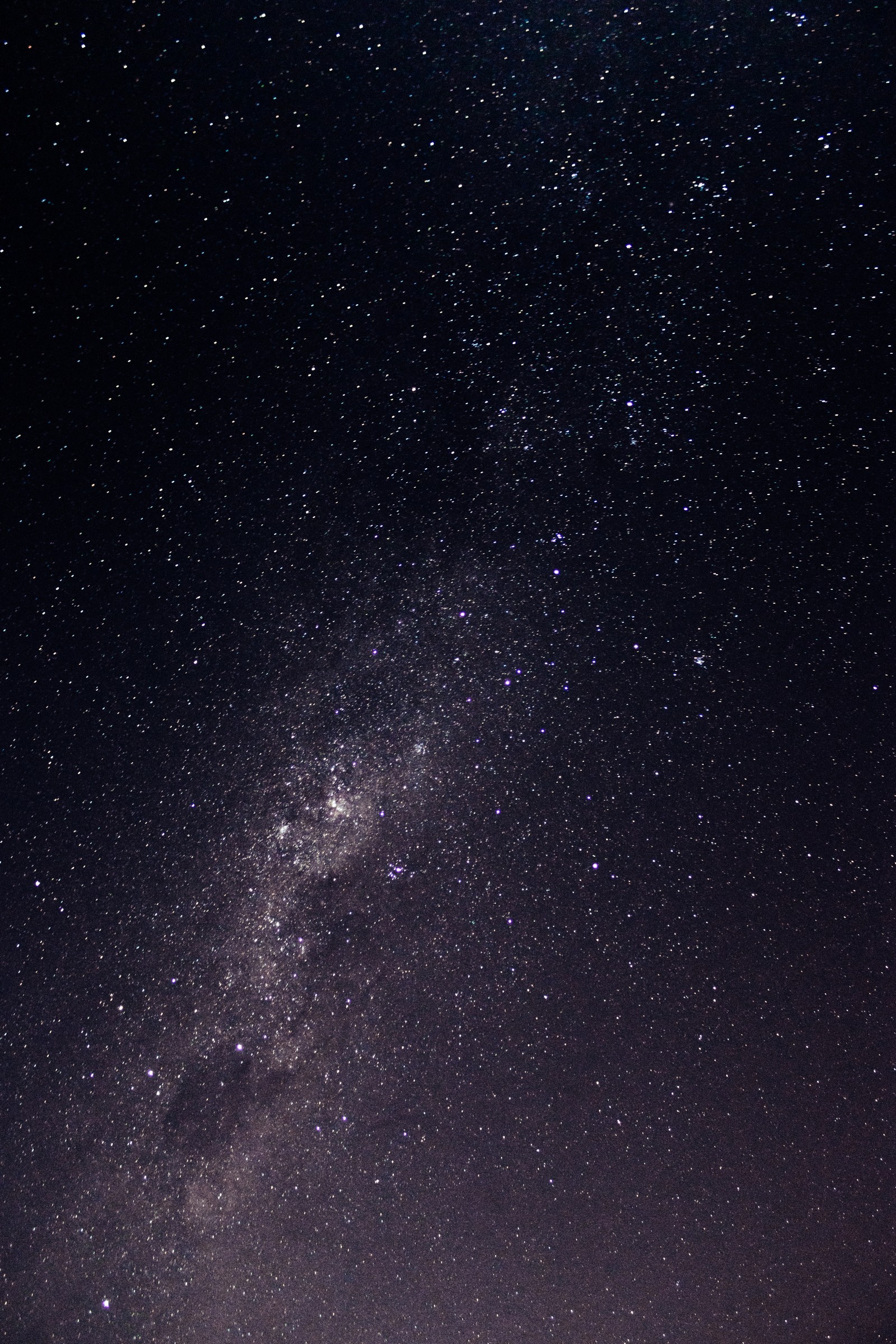 Céu estrelado com algumas estrelas e algumas nuvens (via láctea, galáxia, estrela, astronomia, preto)