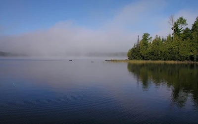 Спокойное озеро на рассвете: Туманные отражения на спокойной воде