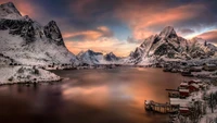 Serenidad invernal: una reflexión majestuosa de la cordillera de Lofoten al atardecer