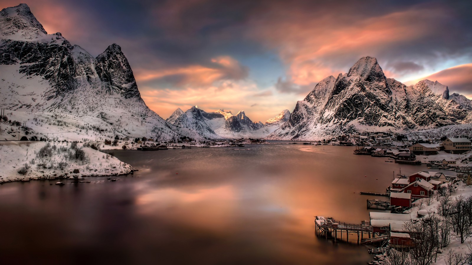 Вид на горный массив с водоемом и причалом (лофотены, lofoten, гора, природа, горные образования)