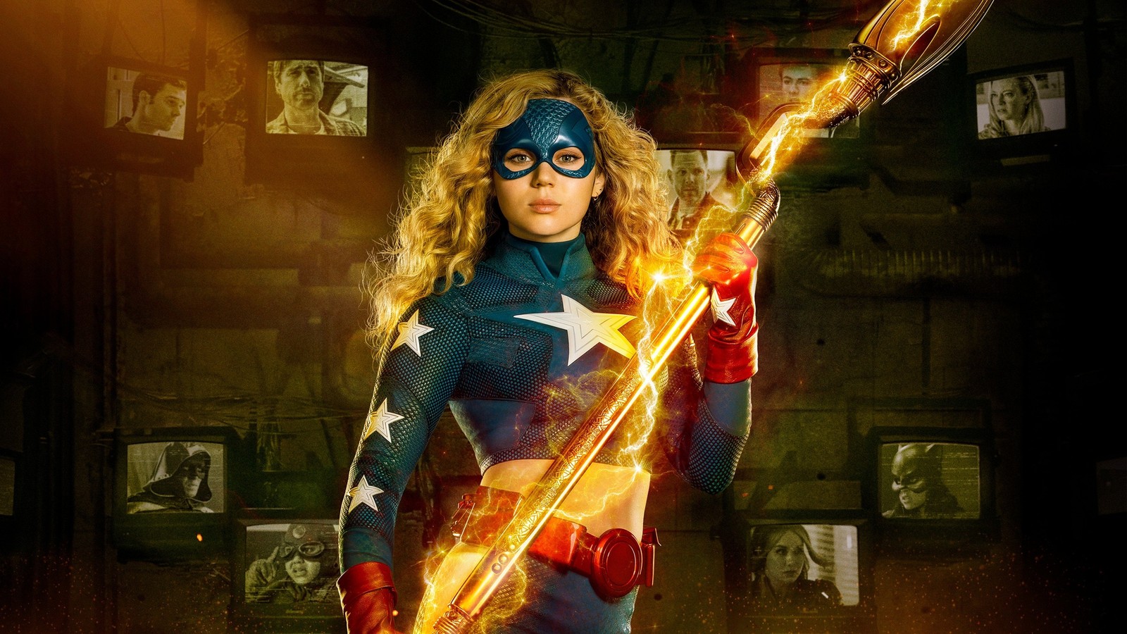 Eine frau in einem captain america-kostüm mit einem schwert (stargirl, courtney whitmore, brec bassinger, serie 2022, dc comics)