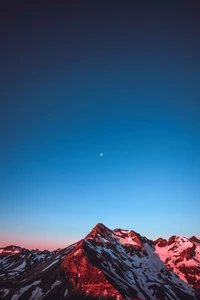 Chaîne de montagnes majestueuse sous un ciel coloré