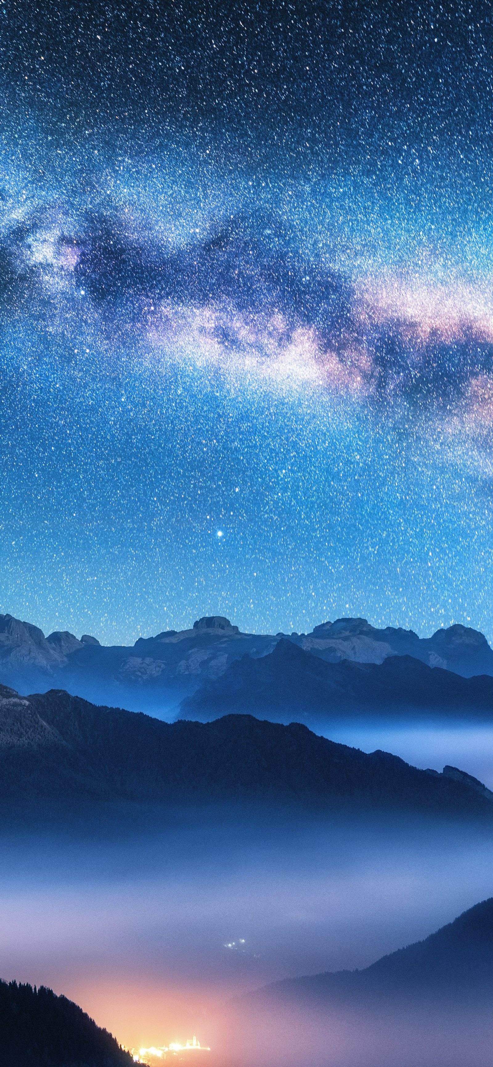 Sternenhimmel über einem gebirgszug mit einer stadt darunter (erde, berg, natur, wolke, atmosphäre)