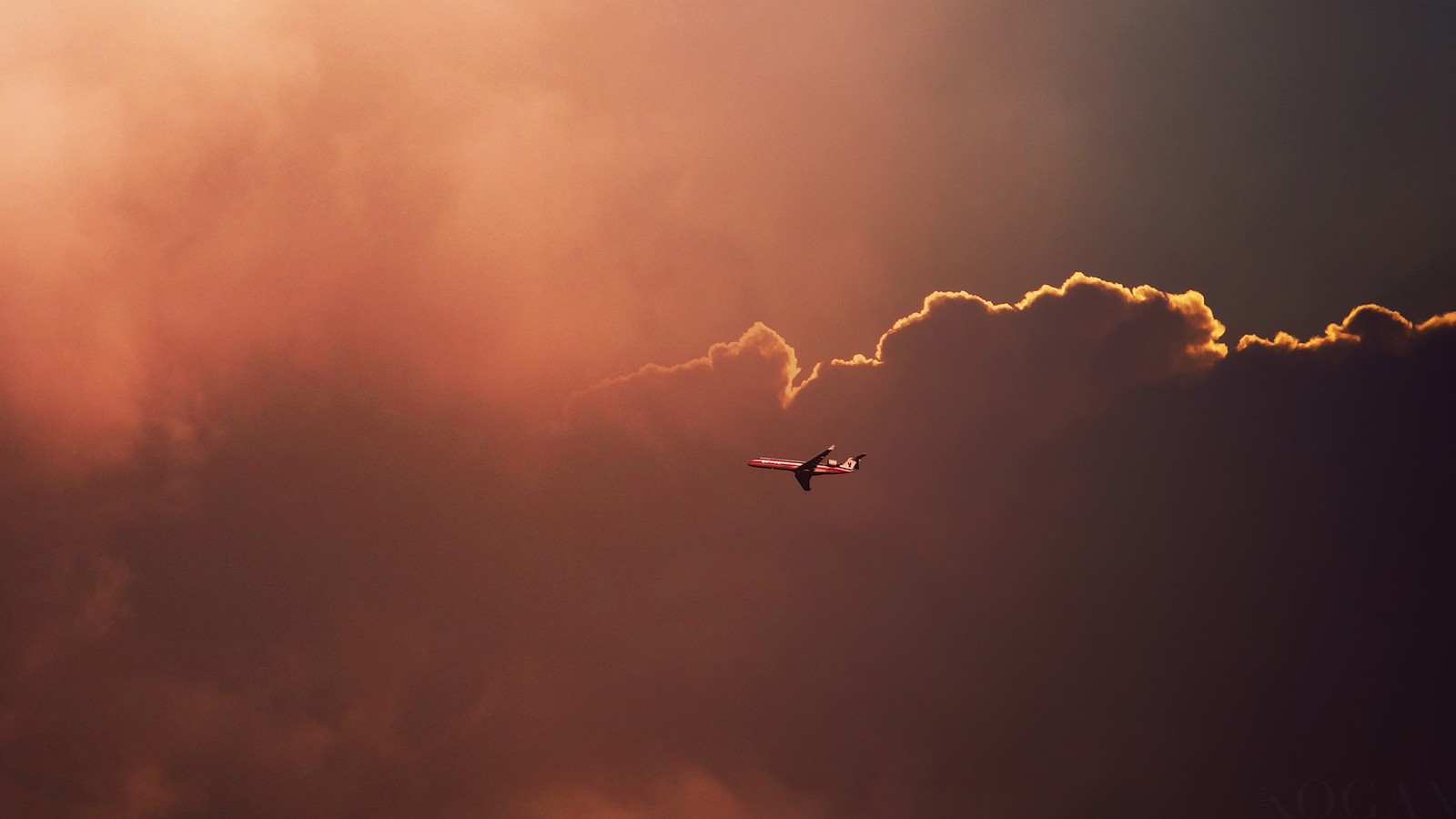 Un avion traversant les nuages dans le ciel (avion, atmosphère, nuage, soir, ensoleillement)