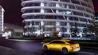 Escarabajo Volkswagen amarillo iluminado por el paisaje urbano nocturno