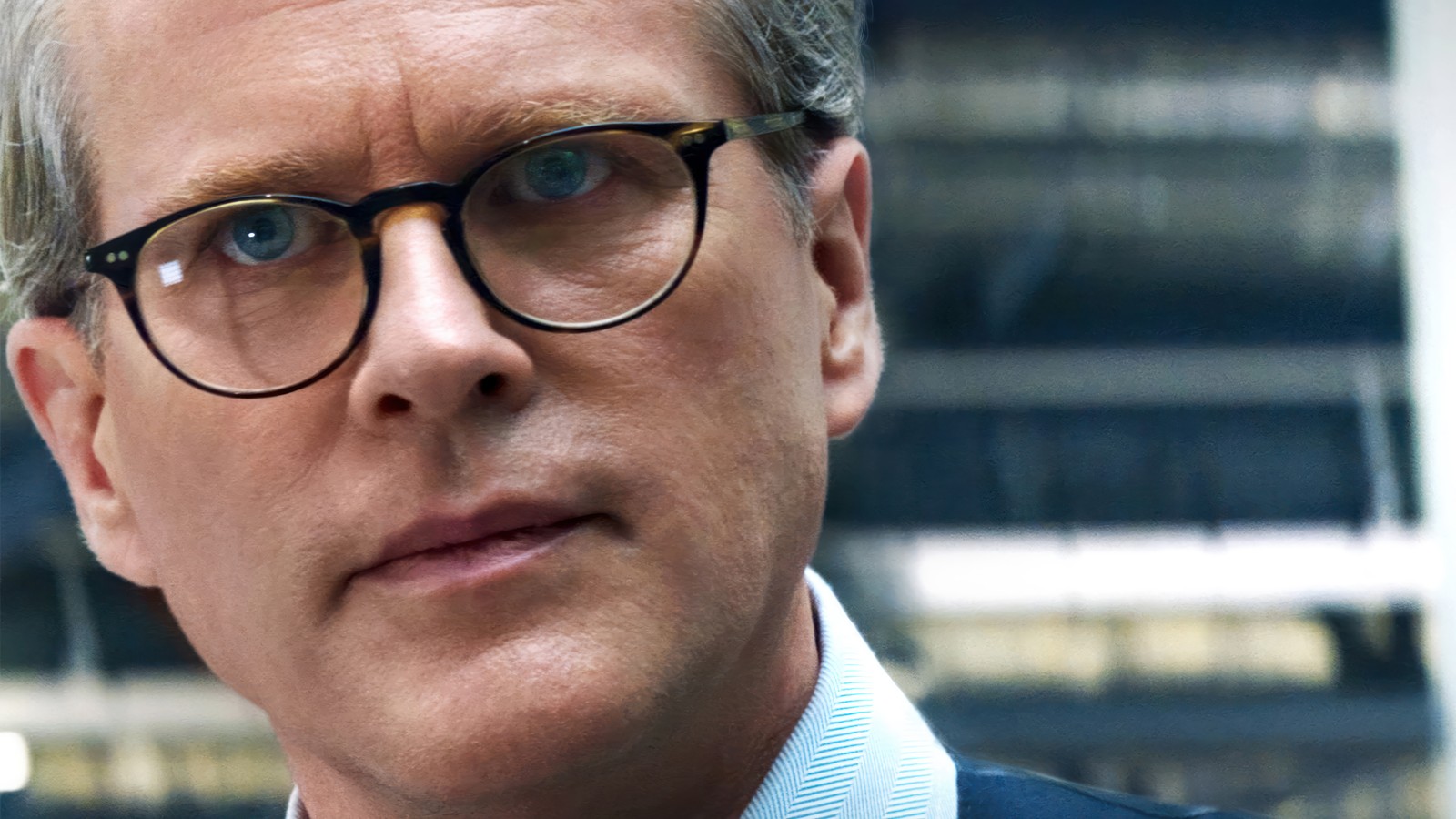 Homme arabe portant des lunettes et une chemise bleue avec cravate (mission impossible dead reckoning partie 1, mission impossible dead reckoning part 1, film, cary elwes)