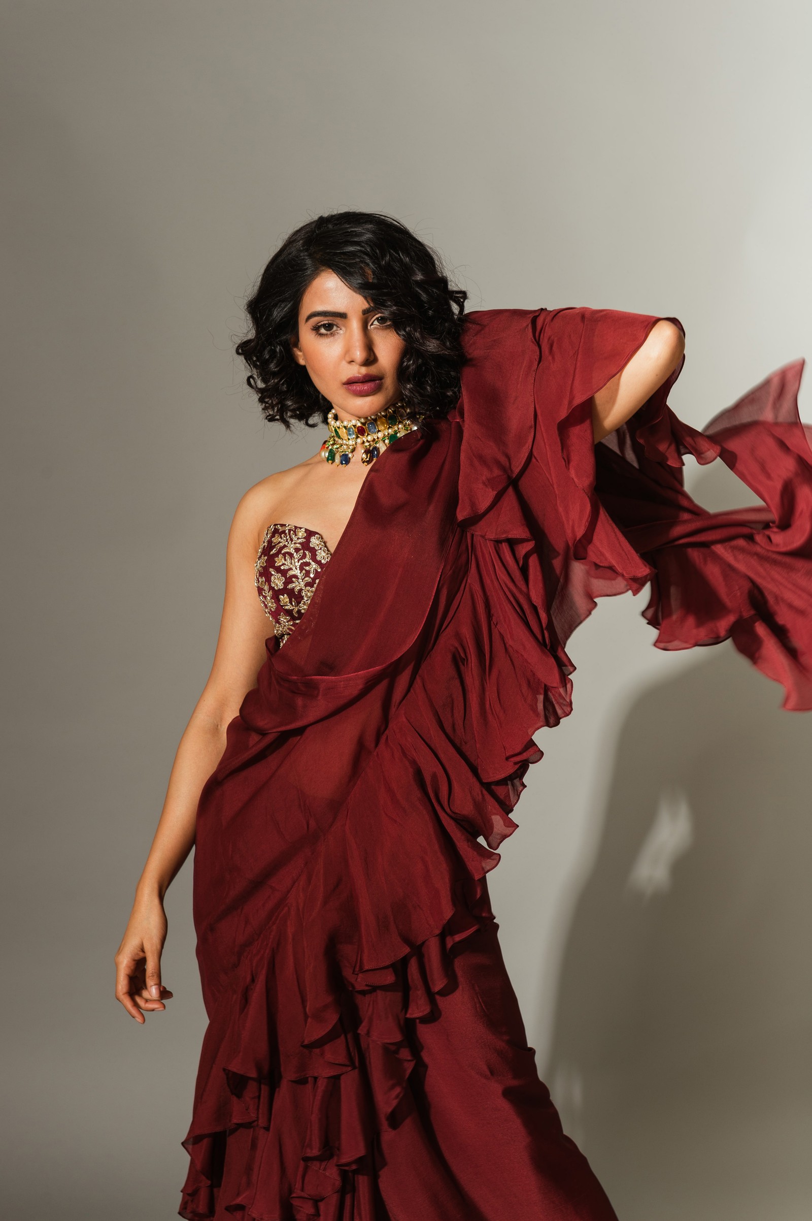 Une femme arabe en robe rouge avec une écharpe longue (belle actrice, samantha, actrice indienne, séance photo, gens)