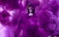 Personne en sweat à capuche noir portant un masque à gaz au milieu d'un nuage de fumée violette