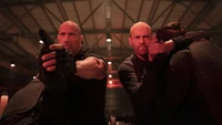 Dwayne Johnson et Jason Statham dans une scène pleine d'action de "Hobbs & Shaw