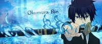 Rin Okumura empunhando sua espada com chamas azuis ardentes, contra um fundo azul dinâmico, capturando a essência da determinação e do sobrenatural em "Exorcista Azul.