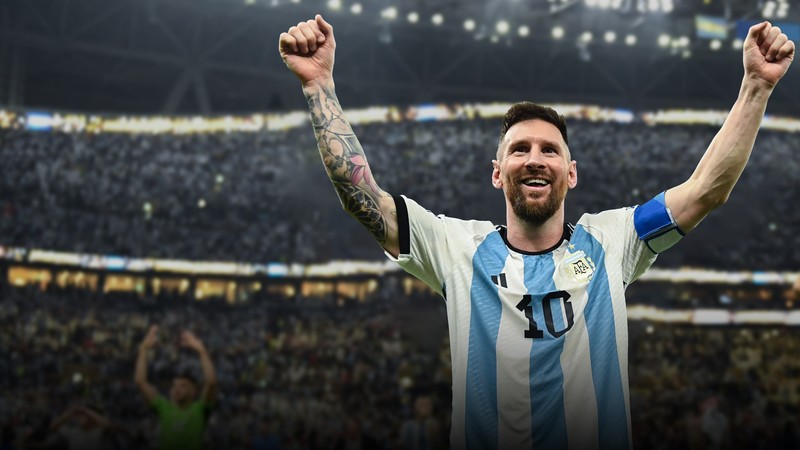 Мужчина с татуировками на руках, поднятыми в воздух (efootball 2024, lionel messi, игры 2023, игры, обои 4k)