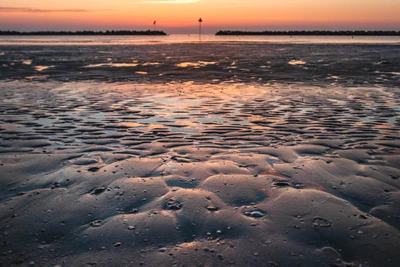 Ligne de rivage sereine au coucher du soleil