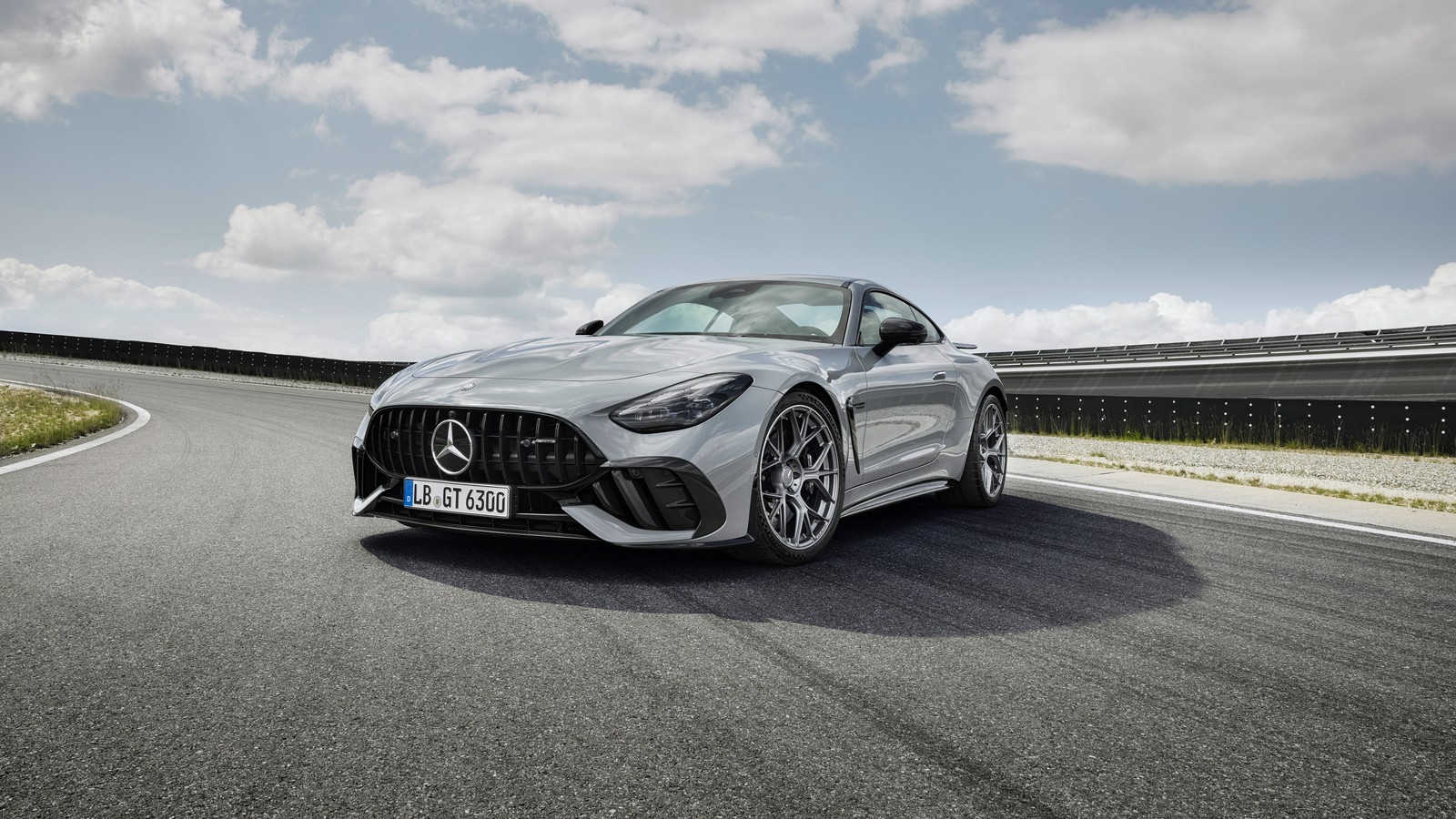 Mercedes gts amg купе едет по трассе (мерседес амг gt 63 про 4матик, 2024, 5k, машины, обои 4k)