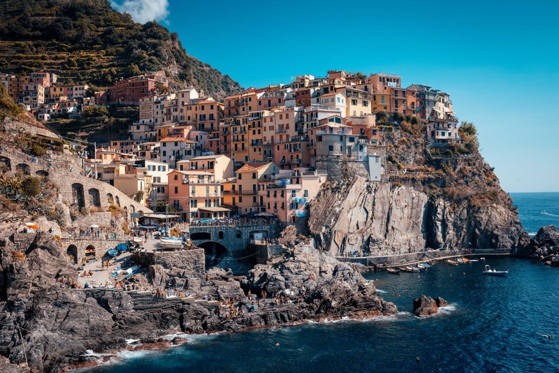 Вид деревни манаво в регионе чинкуэна в италии (чинкве терре, cinque terre, береговая линия, здания, город)