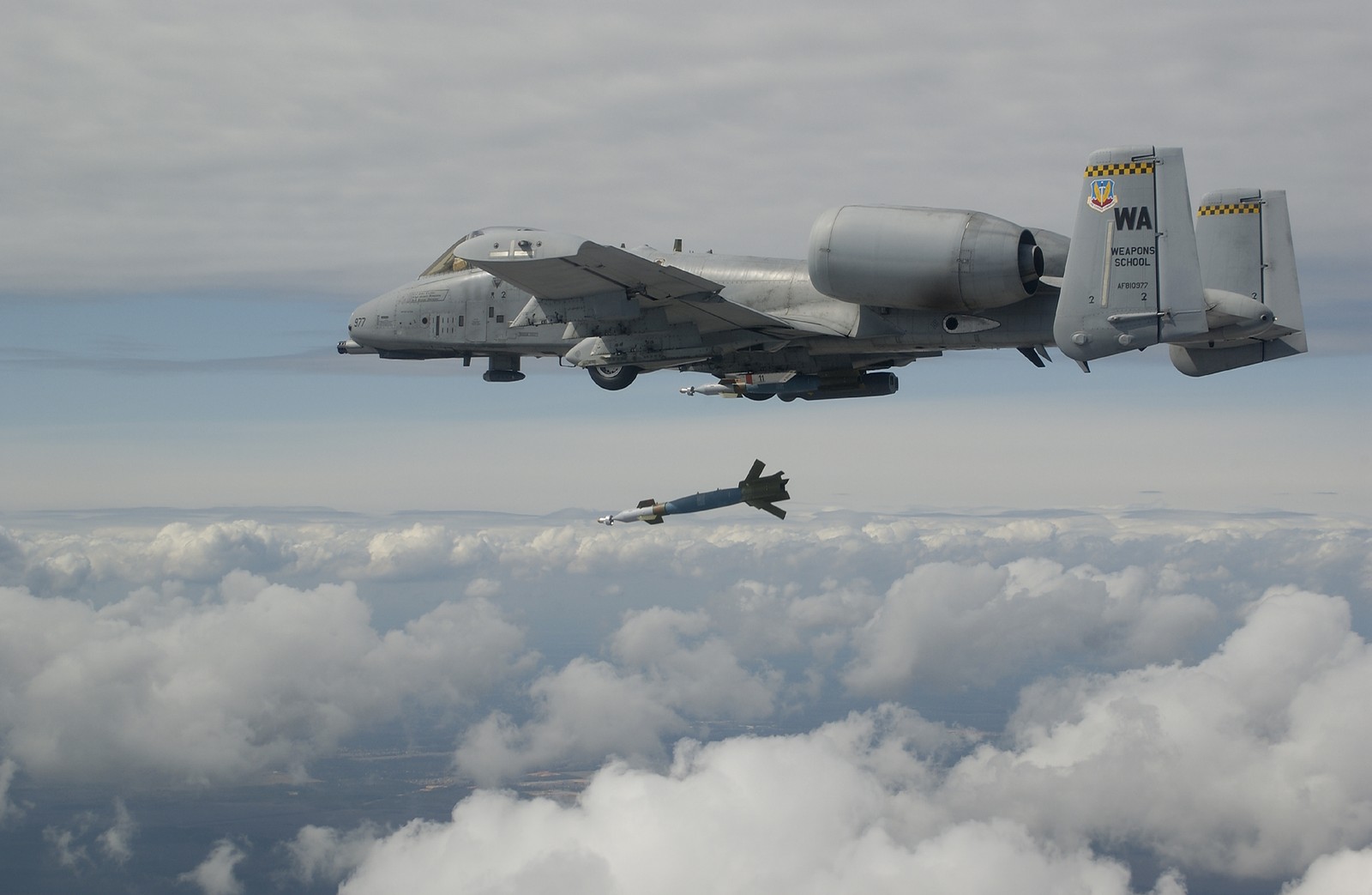 Há dois aviões voando no céu com uma bomba em primeiro plano (aeronave militar, força aérea, aeronave, aviação, aviões de ataque terrestre)