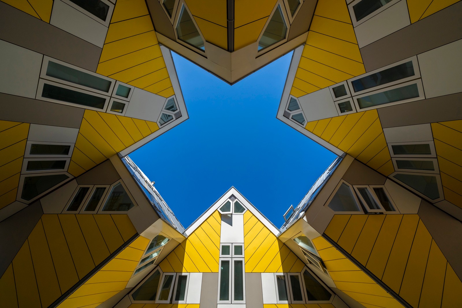 Vista arafed de un edificio con una ventana en forma de estrella (edificios cúbicos, róterdam, rotterdam, países bajos, amarillo)