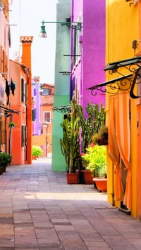 Callejón vibrante con casas coloridas y vegetación exuberante