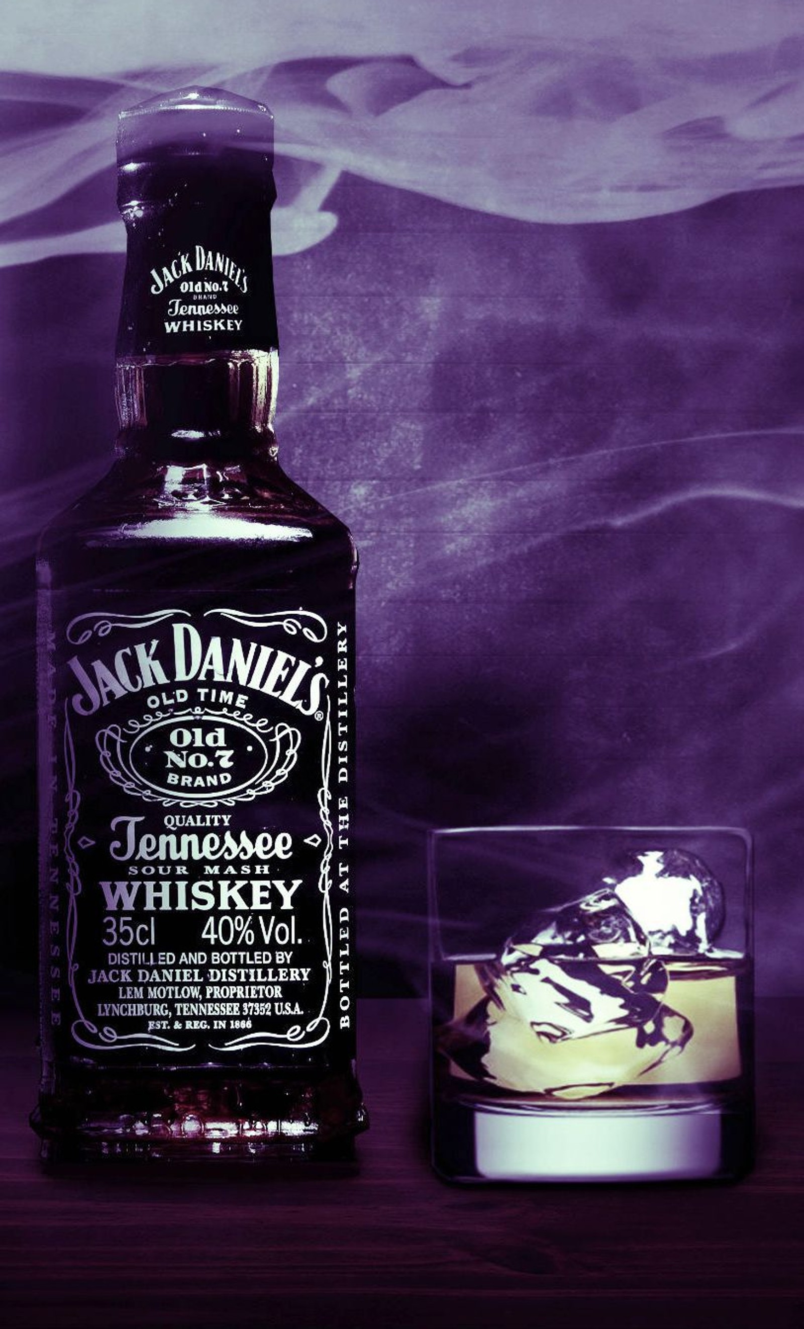 Neben einem glas whiskey steht eine flasche jack daniels whiskey (daniels, jack daniels, whiskey, whisky)