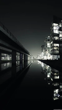 Paysage urbain sombre : Réflexions sur des eaux calmes