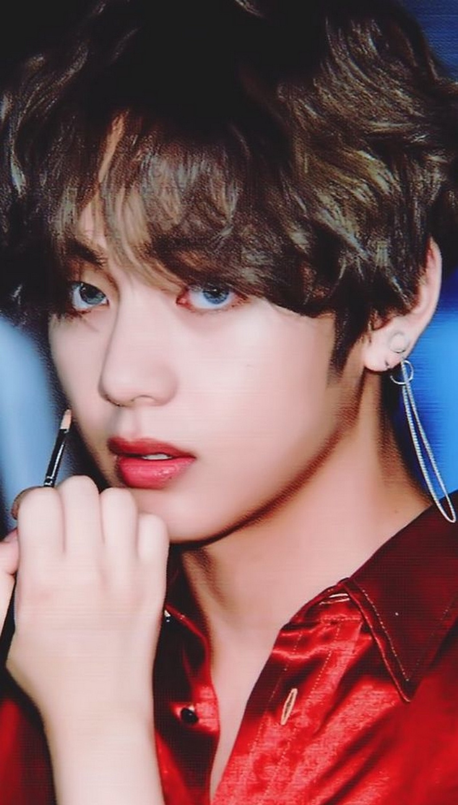 Un primer plano de una persona con un teléfono celular en la mano (bts v, taehyung, bts, ejército, ídolo)