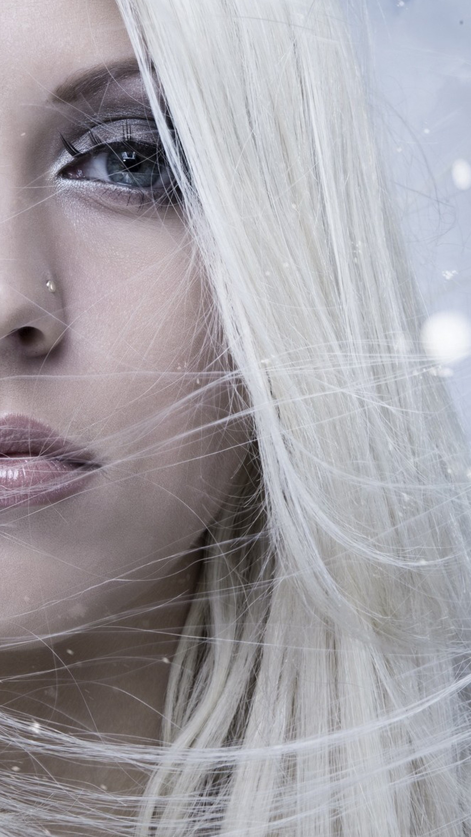 Mujer rubia con largo cabello blanco y ojos azules posando para una foto (hermoso, ojos, niña, blanco)