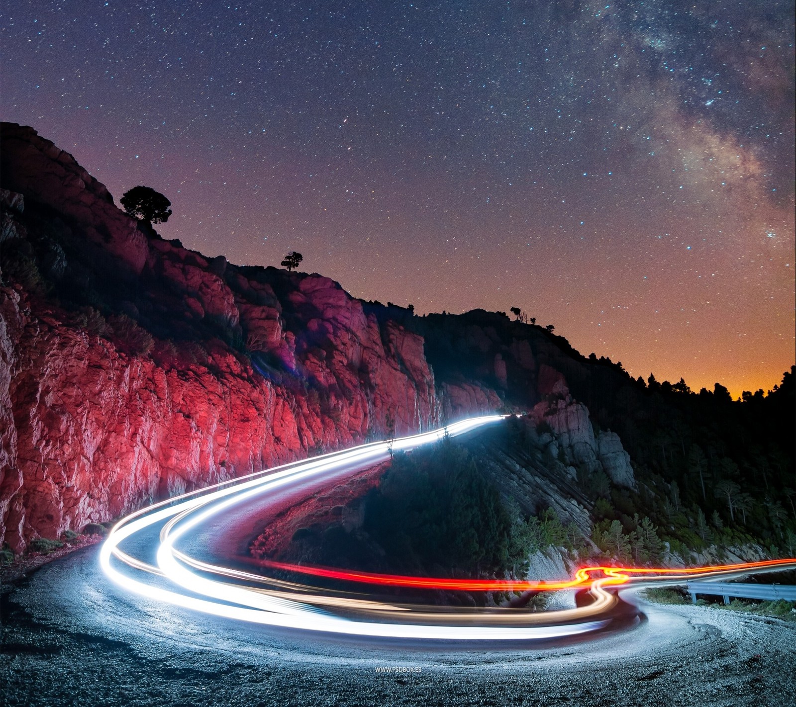 Vista aérea de uma estrada com um carro passando à noite (beleza, exposição, paisagem, luzes, longo)