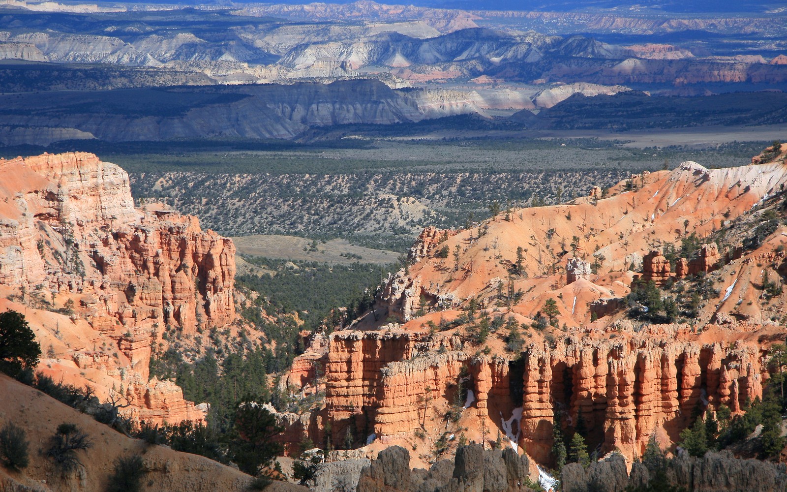 Un canyon dans le parc national de bryce, utah (badlands, formation, canyon, escarpement, parc national)