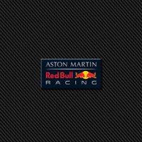 Logo de Aston Martin Red Bull Racing sobre fondo de fibra de carbono