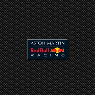 Logo Aston Martin Red Bull Racing sur fond en fibre de carbone