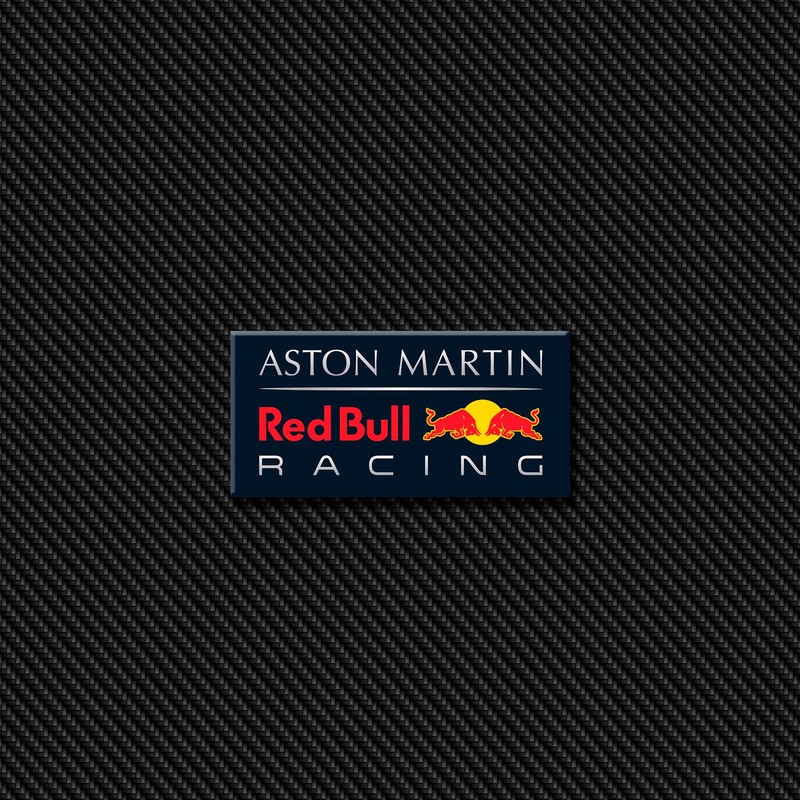 Крупный план логотипа red bull racing на черном фоне (astom martin, значок, эмблема, ф1, формула 1)