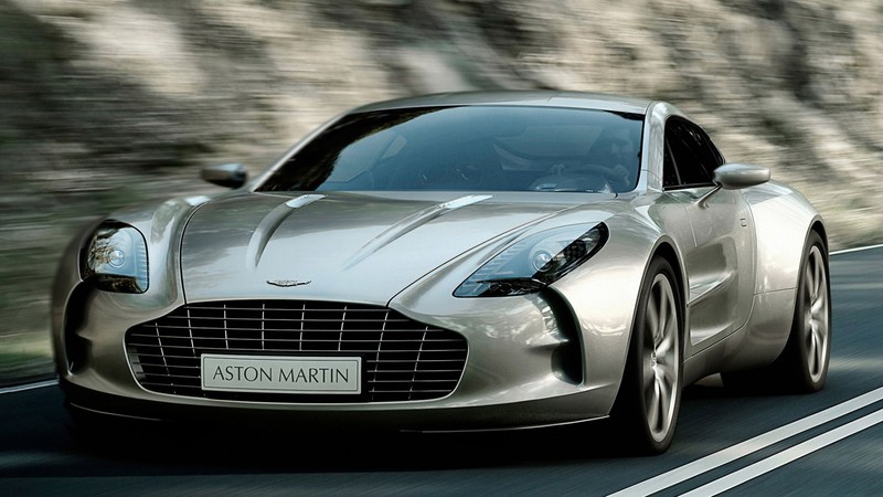 Крупный план серебристого автомобиля, едущего по дороге (aston martin, машина, спортивный автомобиль, lamborghini aventador, суперкар)