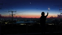 Silhouette d'une fille tenant un pétard contre un coucher de soleil vibrant avec des feux d'artifice